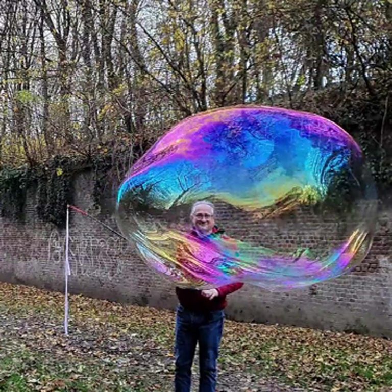 Zeepbelkunstenaar Masur achter gigantische zeepbel