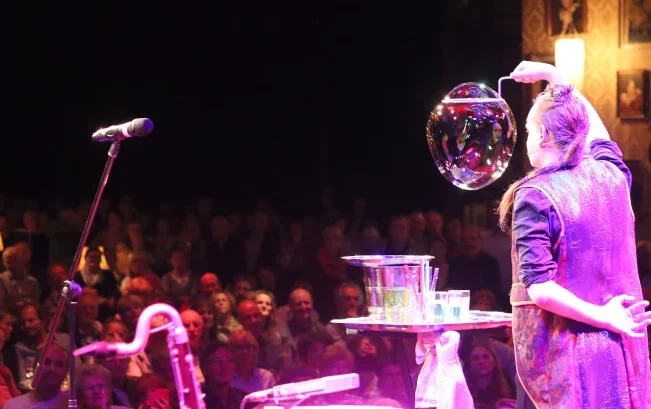 Bellenblaas artiest tijdens bubble show met reuze bellenblaas voor bedrijfsfeest in Vlaanderen