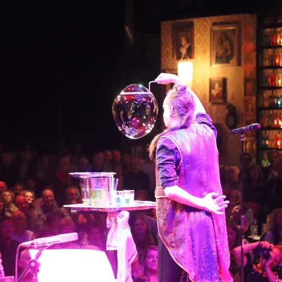Zeepbellenshow in eindhoven als professionele podiumshow binnen