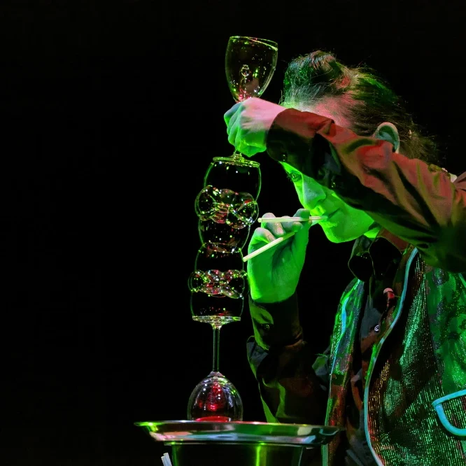 bellanbalaas artiest dubbele bubbelcarrousel een bellenkunstenaar maakt een dubbele bellencarrousel met wijnglazen