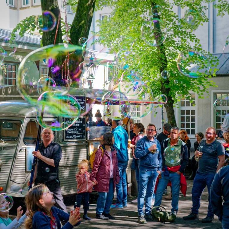 Zeepbellenstraatshow met gigantische zeepbellen