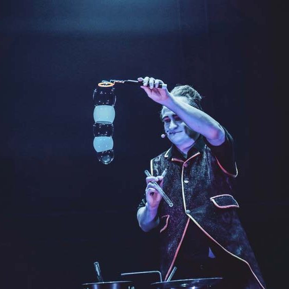 Zeepbellenartiest Oostende tijdens sfeervolle binnenshow Zeepbellenartiest in Oostende brengt een sfeervolle binnenshow met visuele effecten en fijne zeepbellen