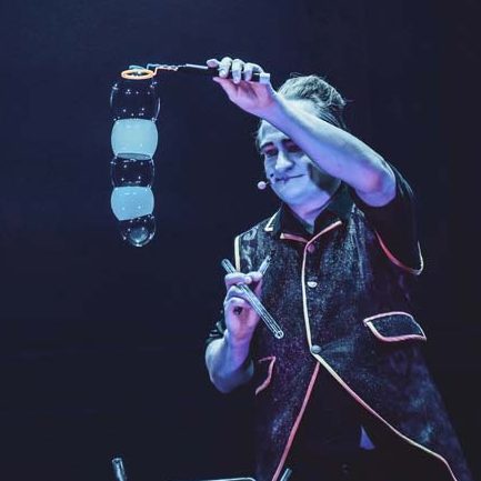 publiek-zeepbellenshow-roermond Publiek geniet van een zeepbellenshow in Roermond