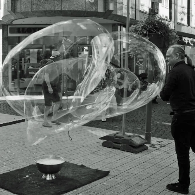 Alt: Bubble show in Maastricht met grote zeepbellen buiten