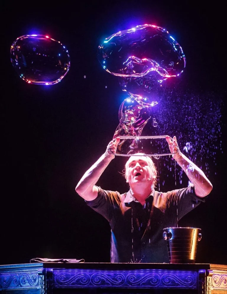 Bubble show met reuze zeepbellen op festival in Nederland – bellenblaas artiest Stephan Masur