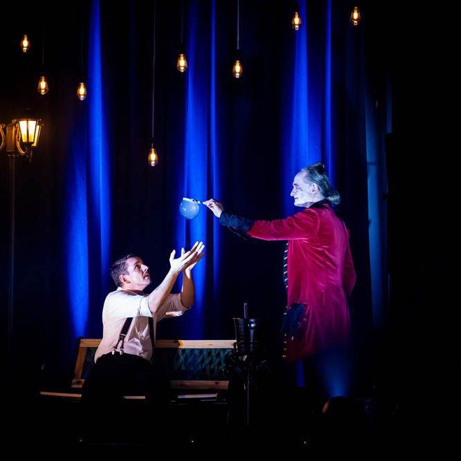 zeepbellen walk-act Een man blaast grote zeepbellen op een drukke straat.